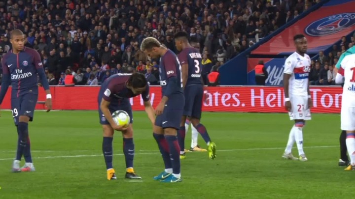 Už si sype popol na hlavu. Neymar sa ospravedlnil spoluhráčom